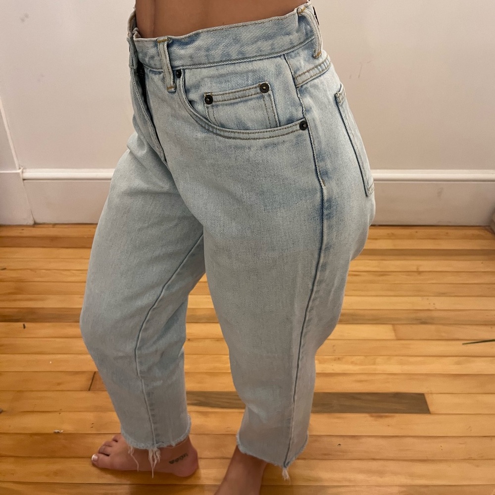 LIGHT WASHED DENIM BAGGY JEANS